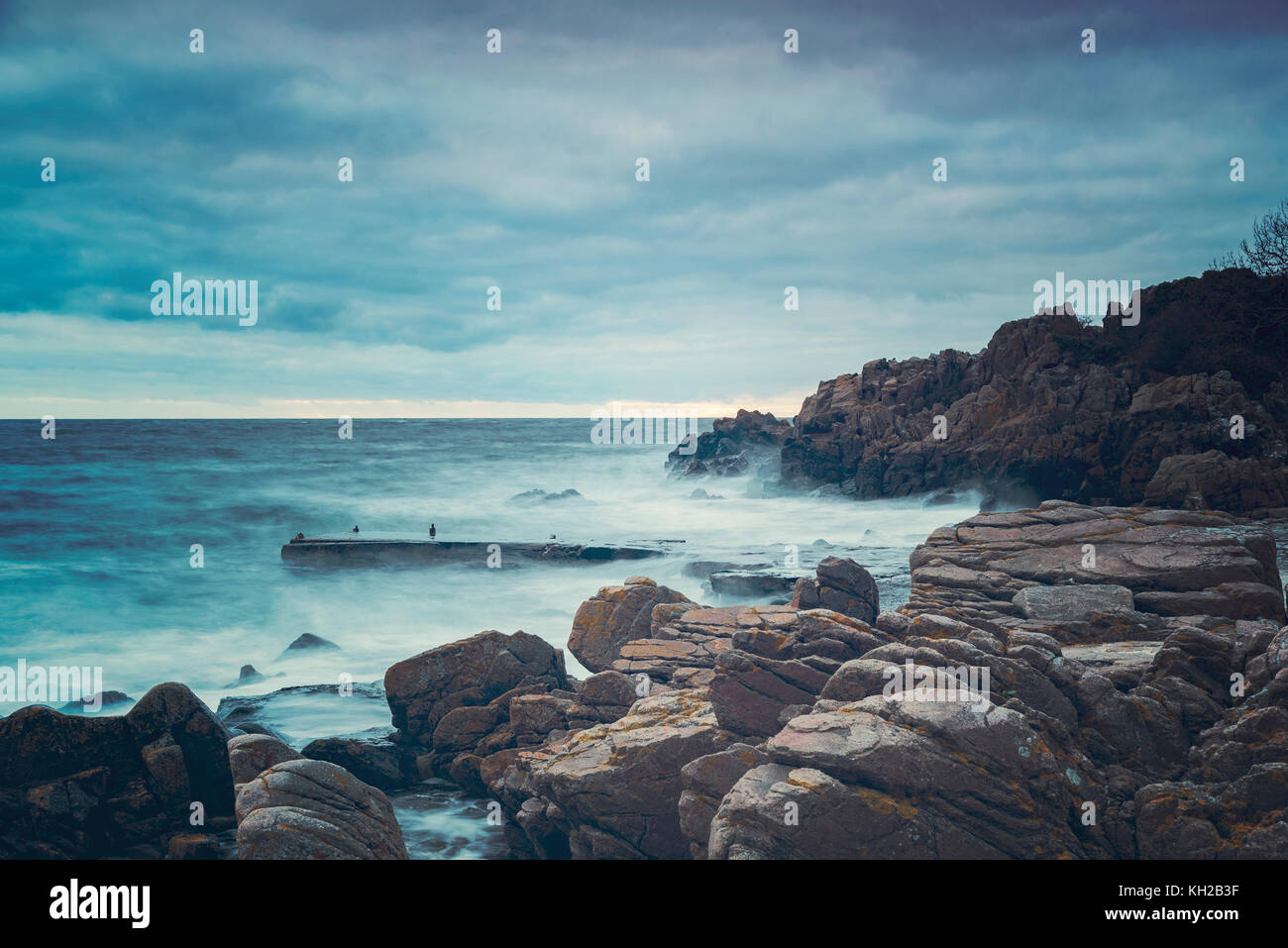 Paysage plage de rochers au crépuscule. kullaberg, suède. Banque D'Images