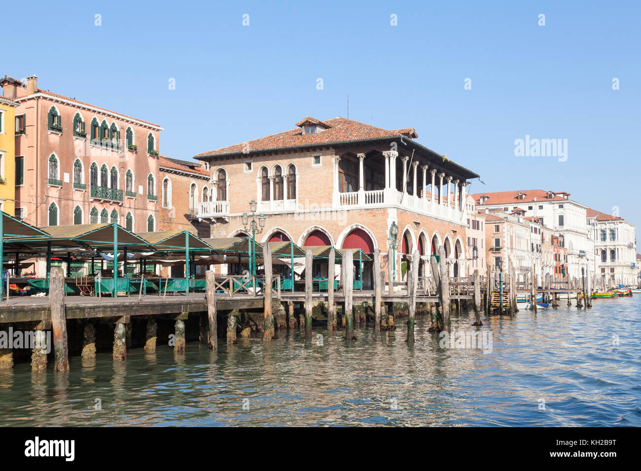 Marché du Rialto et le Grand Canal in early morning light, San Polo, Venise, Italie avec cale vide et aucun peuple Banque D'Images