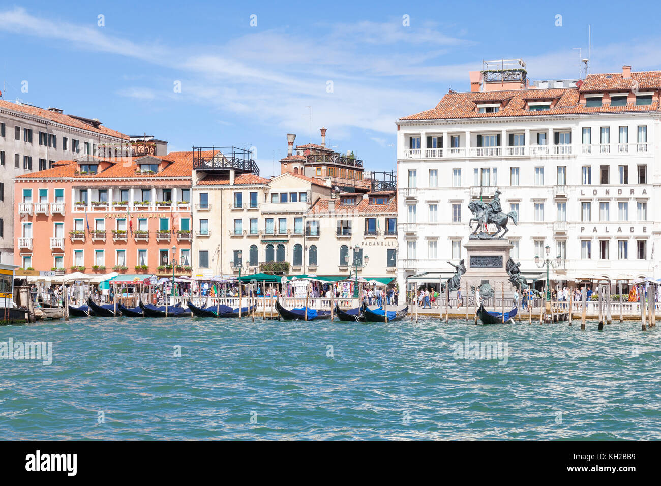 Riva degli Schiavoni et le monument Victor Emmanuel II, Castello, Venise, Italie Vue de la lagune avec une rangée de gondoles. Londra Palace, Savoia Banque D'Images
