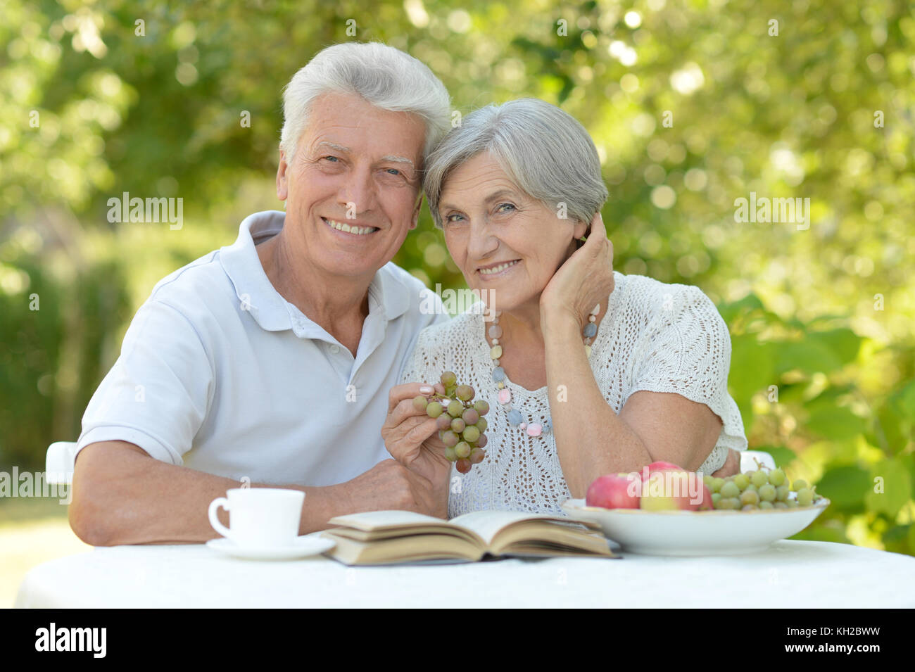 Senior couple outdoors Banque D'Images