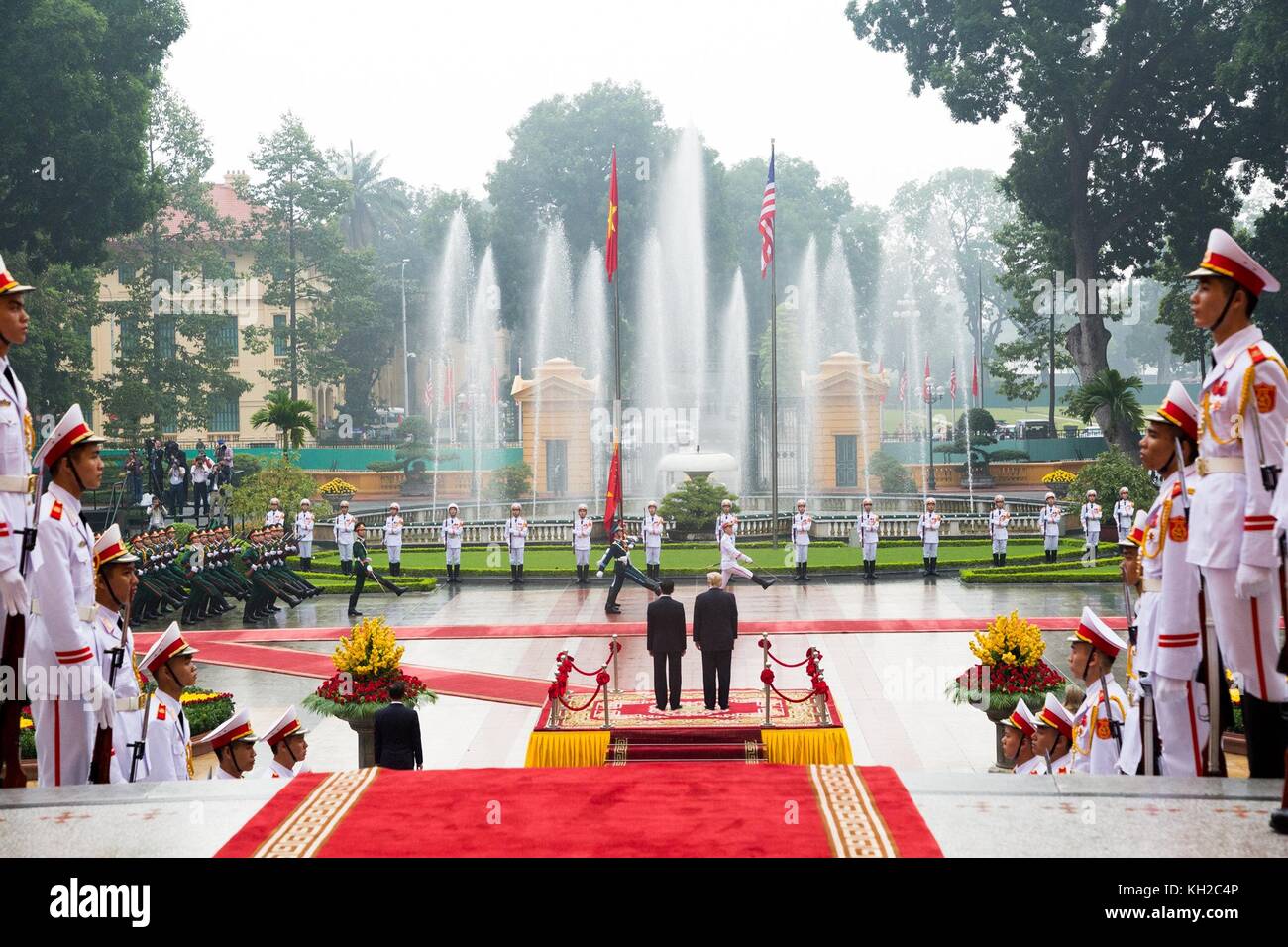Le président américain Donald Trump, droite, commentaires de la garde d'honneur aux côtés du président vietnamien tran dai Quang, gauche, au cours de la cérémonie d'arrivée officielle pour la visite d'État à la suite du sommet de l'apec le 11 novembre 2017 à Hanoi, Vietnam. Banque D'Images
