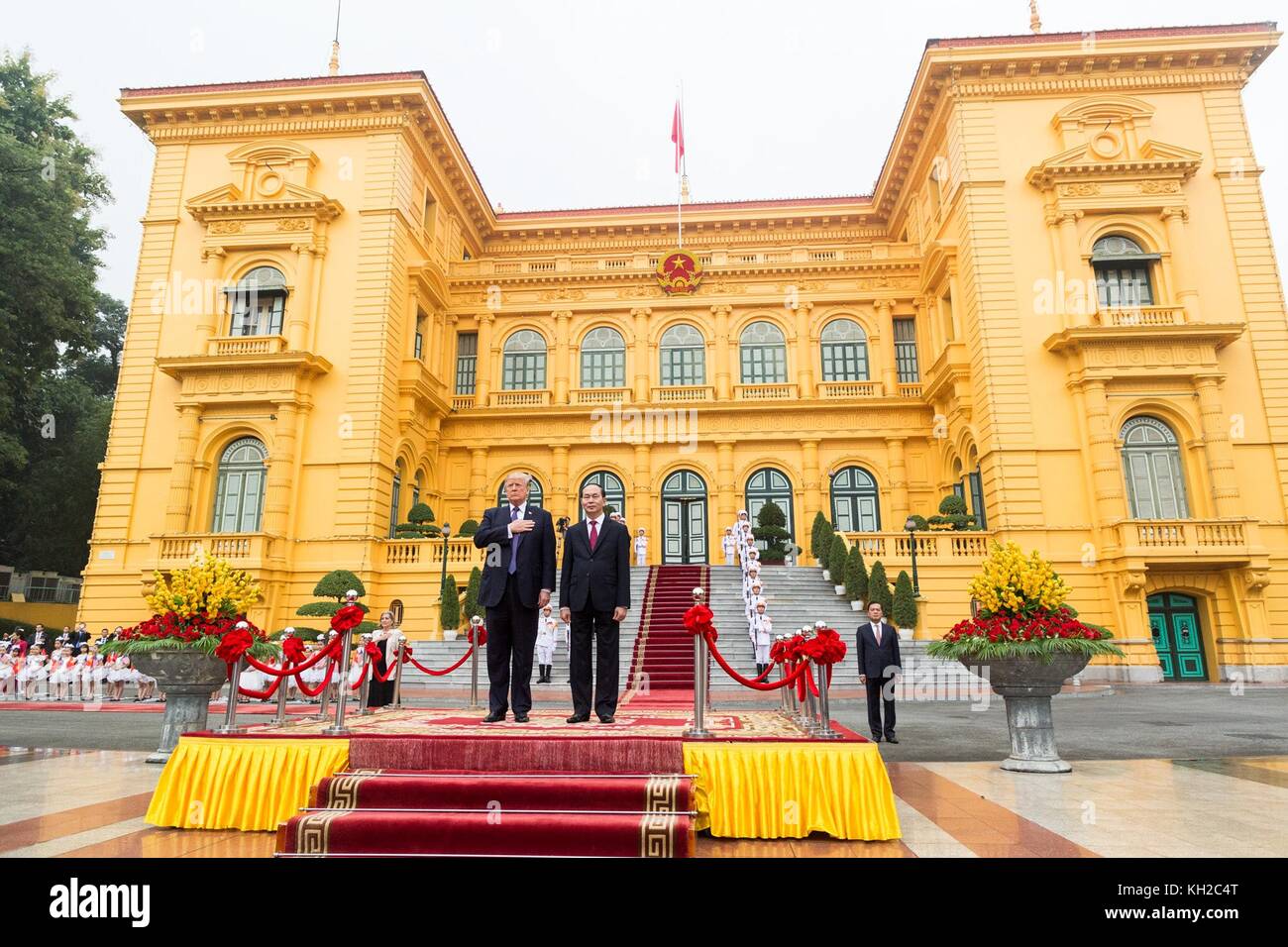 Le président américain Donald Trump, à gauche, l'acronyme de l'hymne national aux côtés du président vietnamien tran dai Quang, droite, au cours de la cérémonie d'arrivée officielle pour la visite d'État à la suite du sommet de l'apec le 11 novembre 2017 à Hanoi, Vietnam. Banque D'Images