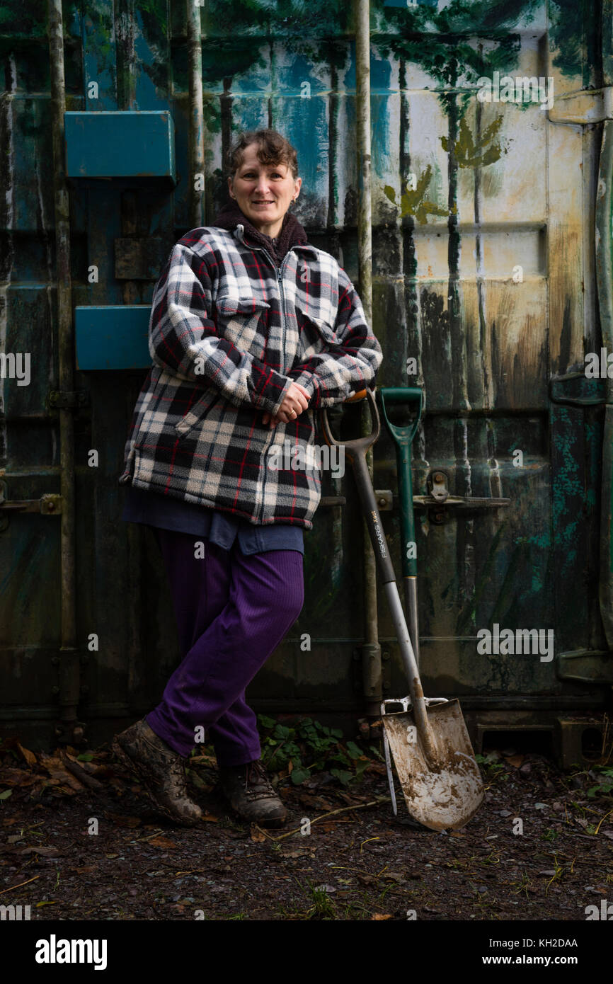 Julie Hillman, une des rares femmes fossoyeur au Royaume-Uni, travaillant à l'Éternel à l'approbation de forêt sanctuaire boduan woodland forest cimetière près de Sada, Gwynedd, au nord du Pays de Galles UK Banque D'Images