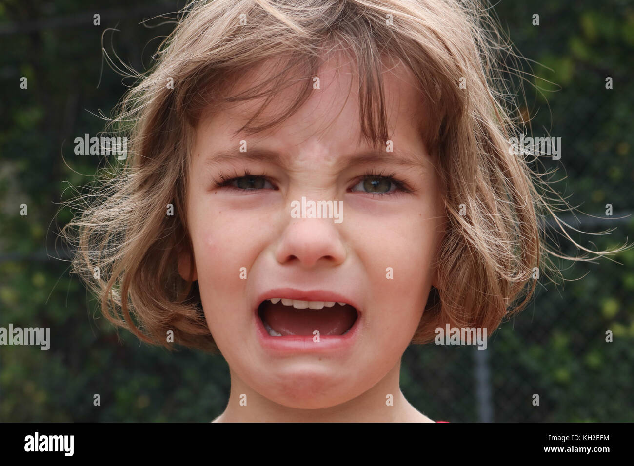 Portrait d'une jeune fille qui est très en colère et bouleversé Banque D'Images