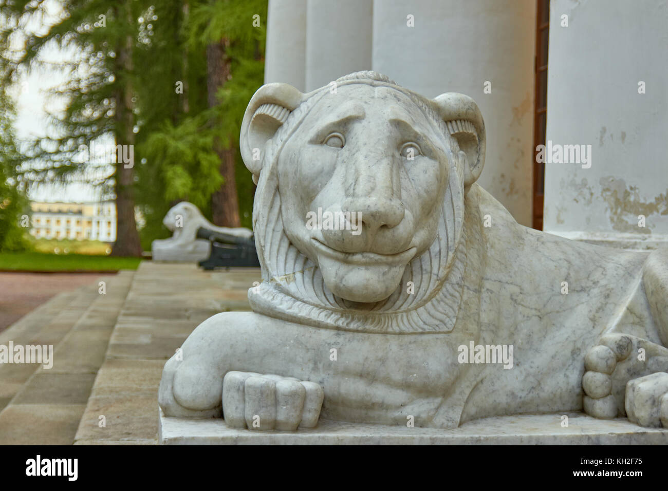 Sculpture d'un lion près de Grand Palace de Arkhangelskoye estate. L'objet de l'héritage culturel de la Fédération de Russie 5010216000. Mos Banque D'Images