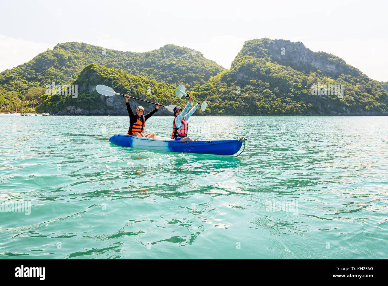 Deux femmes sont mère et fille. voyager en bateau avec un kayak en toute sécurité avec une assurance sur la mer sous le ciel lumineux de l'été avant de ko Wua Ta Lap îles à un mu ko Banque D'Images