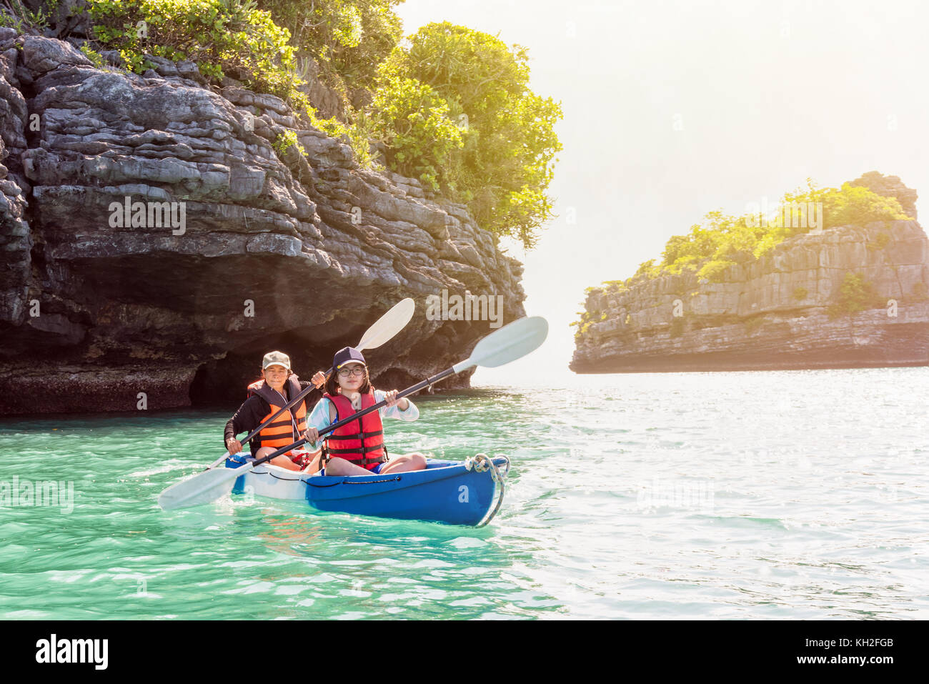 Deux femmes sont mère et fille. voyager en bateau avec un kayak sur la mer, en vertu de la lumière du soleil à l'été autour de Ko Phi vous pourrez profiter de la magnifique nature de la mer Banque D'Images