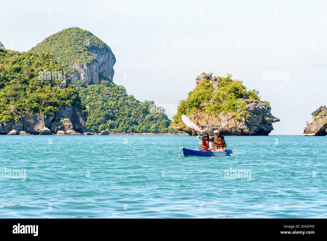 Deux femmes sont mère et fille. voyager en bateau avec un kayak autour de profiter de l'île voir le magnifique paysage naturel de la mer bleue à l'été, mu Banque D'Images