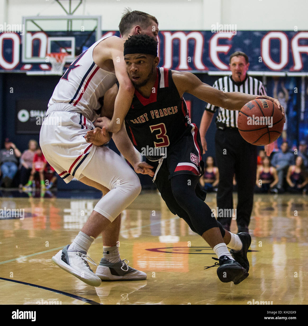 McKeon Pavilion Moraga en Californie, USA. Nov 11, 2017. U.S.A. Saint François (Pa) Garde côtière canadienne Jamaal King (3) a marqué 15 points et 1 aider ramener le ballon jusqu'au cours de la cour de basket-ball de NCAA match entre Saint François Rouge Flash et Saint Mary's Gaels 68 à 85 a perdu à McKeon Pavilion Moraga Californie Thurman James/CSM/Alamy Live News Banque D'Images