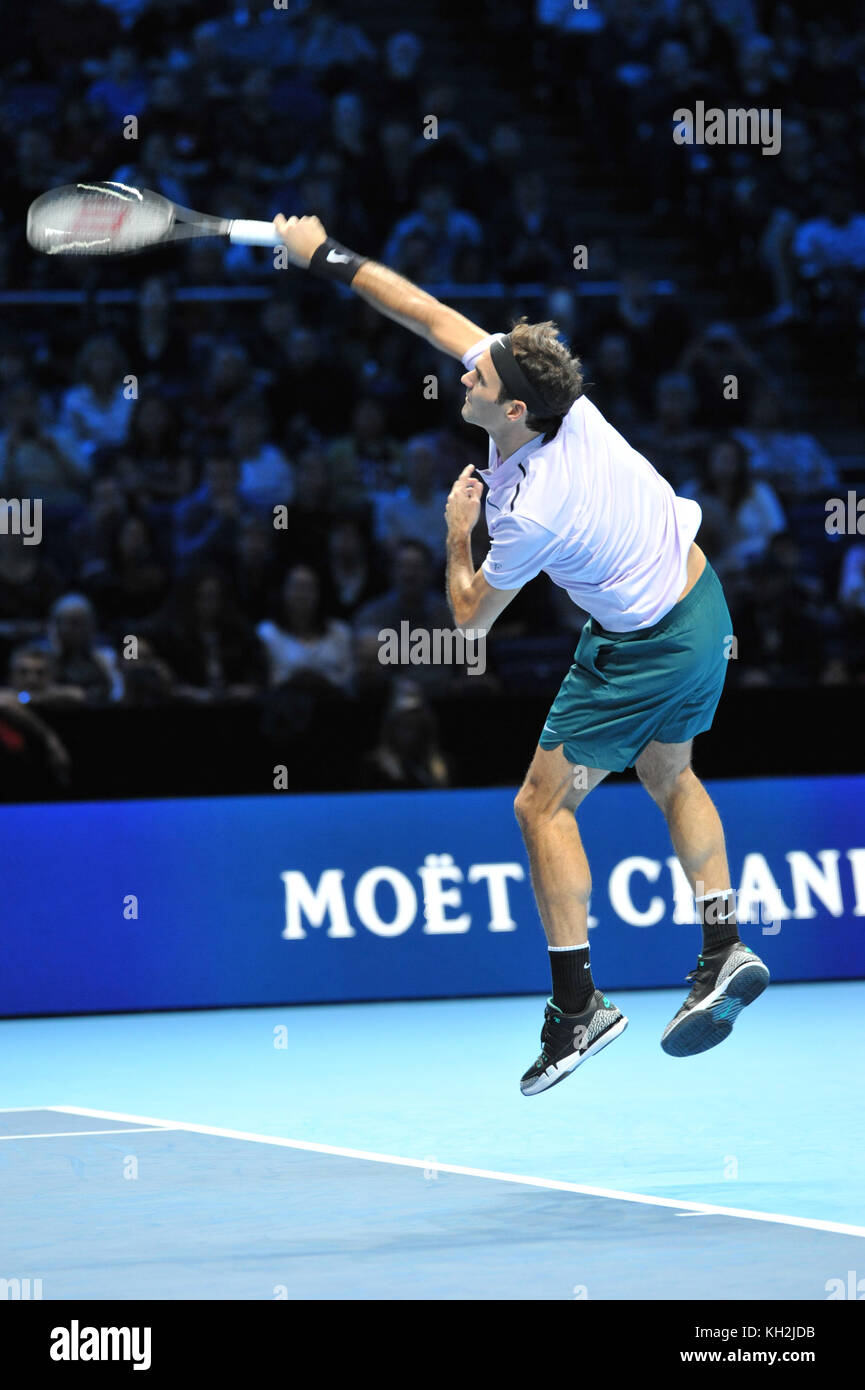 Londres, Royaume-Uni. 12 novembre, 2017. Roger Federer (SUI) qui se font concurrence sur les simples de la concurrence dans l'ATP Nitto finales à l'O2 Arena, London, UK. L'Association des professionnels de tennis (ATP) finales sont à l'arrêt et la fonctionnalité championnats top 16 joueurs ainsi que le double de la concurrence. L'événement est le deuxième plus haut niveau de tournoi de tennis pour hommes après les quatre tournois du Grand Chelem. Crédit : Michael Preston/Alamy Live News Banque D'Images