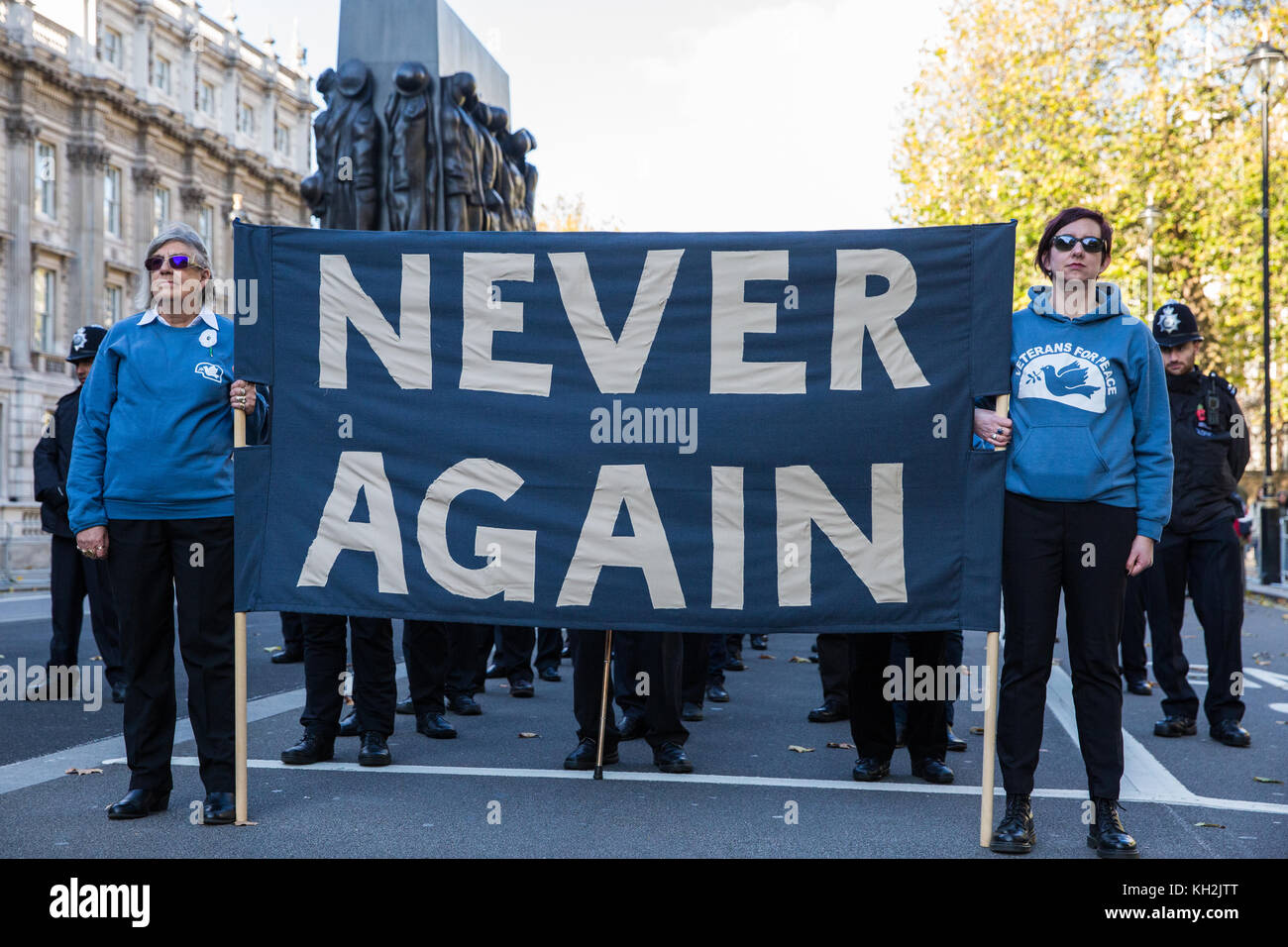 Londres, Royaume-Uni. 12 novembre, 2017. ex-services, hommes et femmes d'anciens combattants pour la paix uk (Royaume-Uni) vfp à pied au cénotaphe sur Dimanche du souvenir. vfp uk a été fondée en 2011 et travaille à influencer la politique étrangère et de défense du Royaume-Uni pour l'objectif plus général de la paix mondiale. crédit : mark kerrison/Alamy live news Banque D'Images