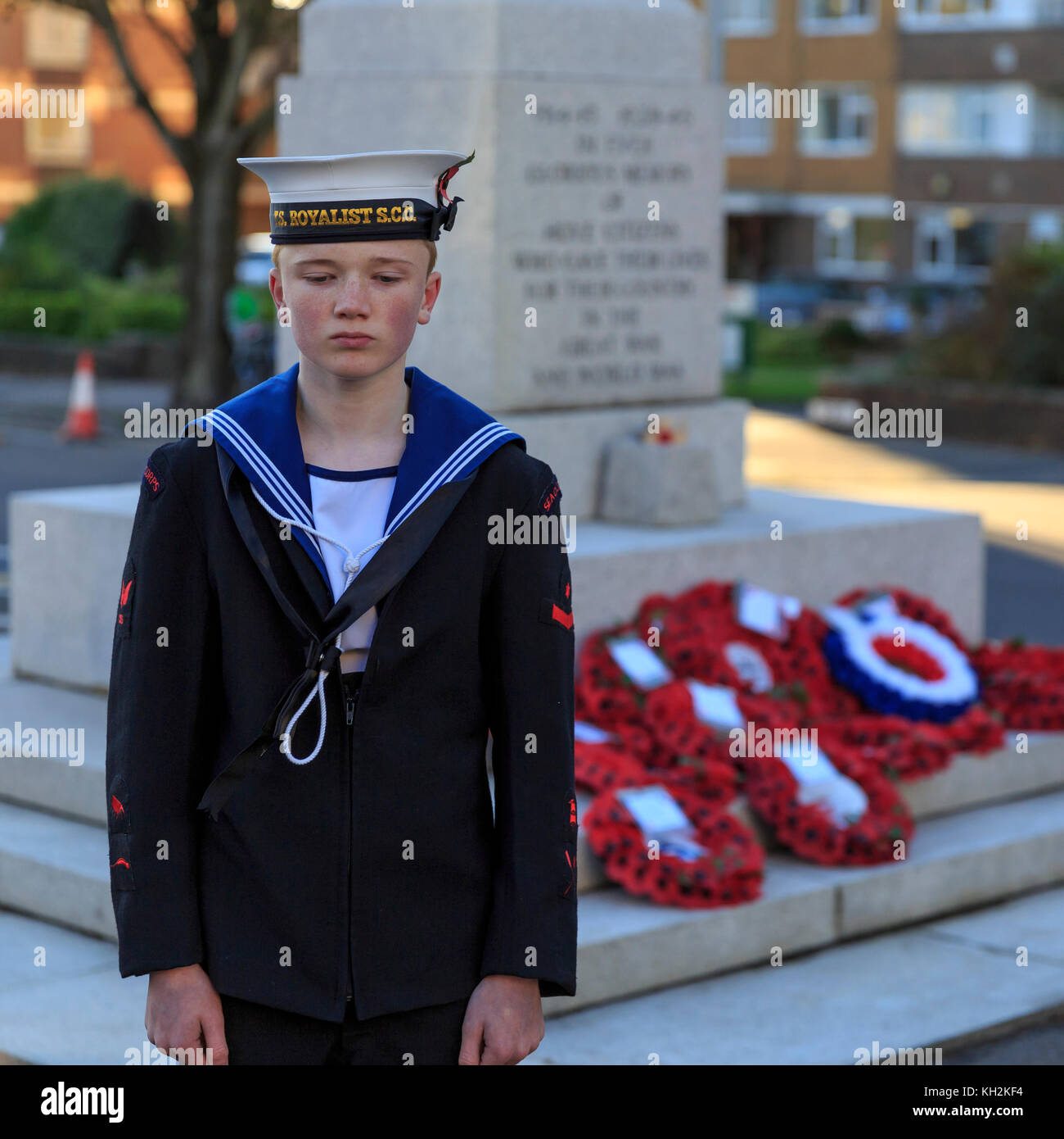 Brighton & Hove, Royaume-Uni, 12 novembre 2017. gerbe sur Dimanche du souvenir au monument commémoratif de guerre sur grand avenue, hove. une parade à un service qui s'est tenue à l'église All Saints. follwed membre du corps de cadets de la mer se dresse à côté du mémorial. crédit : Clive Jones/Alamy live news Banque D'Images