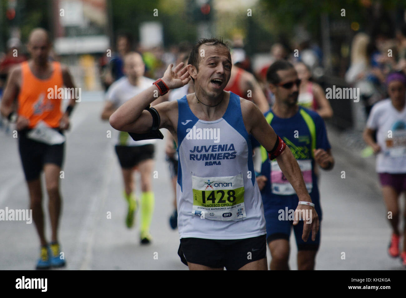 Athènes, Grèce. 12 novembre 2017. Coureur du 35e Authentic Athens Marathon alors qu'il franchit la ligne d'arrivée. Crédit : Giorgos Zachos/SOPA/ZUMA Wire/Alamy Live News Banque D'Images