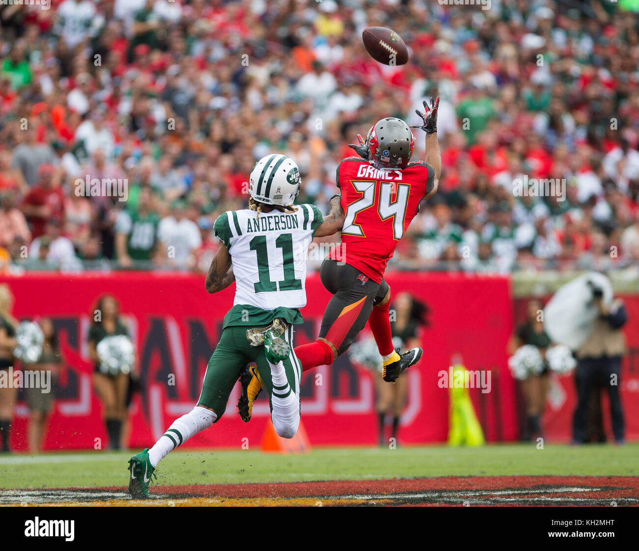 En Floride, aux États-Unis. 12 Nov, 2017. LOREN ELLIOTT | fois .Tampa Bay Buccaneers Brent évoluait Grimes (24) intercepte une passe en profondeur destinée à New York Jets wide receiver Robby Anderson (11) au cours de la première moitié d'un match de la NFL entre les Jets de New York et des Tampa Bay Buccaneers au Raymond James Stadium de Tampa, en Floride, le dimanche, Novembre 12, 2017. Credit : Loren Elliott/Tampa Bay Times/ZUMA/Alamy Fil Live News Banque D'Images