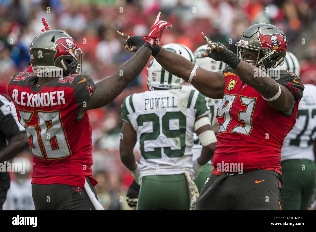 Tampa, Floride, USA. 12 Nov, 2017. Tampa Bay Buccaneers attaquer défensive Gerald McCoy (93 sacs) New York Jets quarterback Josh McCown (15) et fête avec milieu linebacker Kwon Alexander (58) au cours du quatrième trimestre chez Raymond James Stadium. Credit : Travis Pendergrass/ZUMA/Alamy Fil Live News Banque D'Images