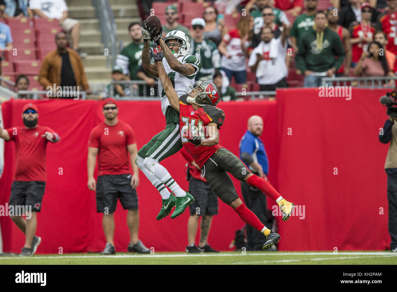 Tampa, Floride, USA. 12 Nov, 2017. New York Jets wide receiver Robby Anderson (11) reçoit le ballon sur Tampa Bay Buccaneers Brent évoluait Grimes (24) pour un touché au cours du quatrième trimestre chez Raymond James Stadium. Credit : Travis Pendergrass/ZUMA/Alamy Fil Live News Banque D'Images