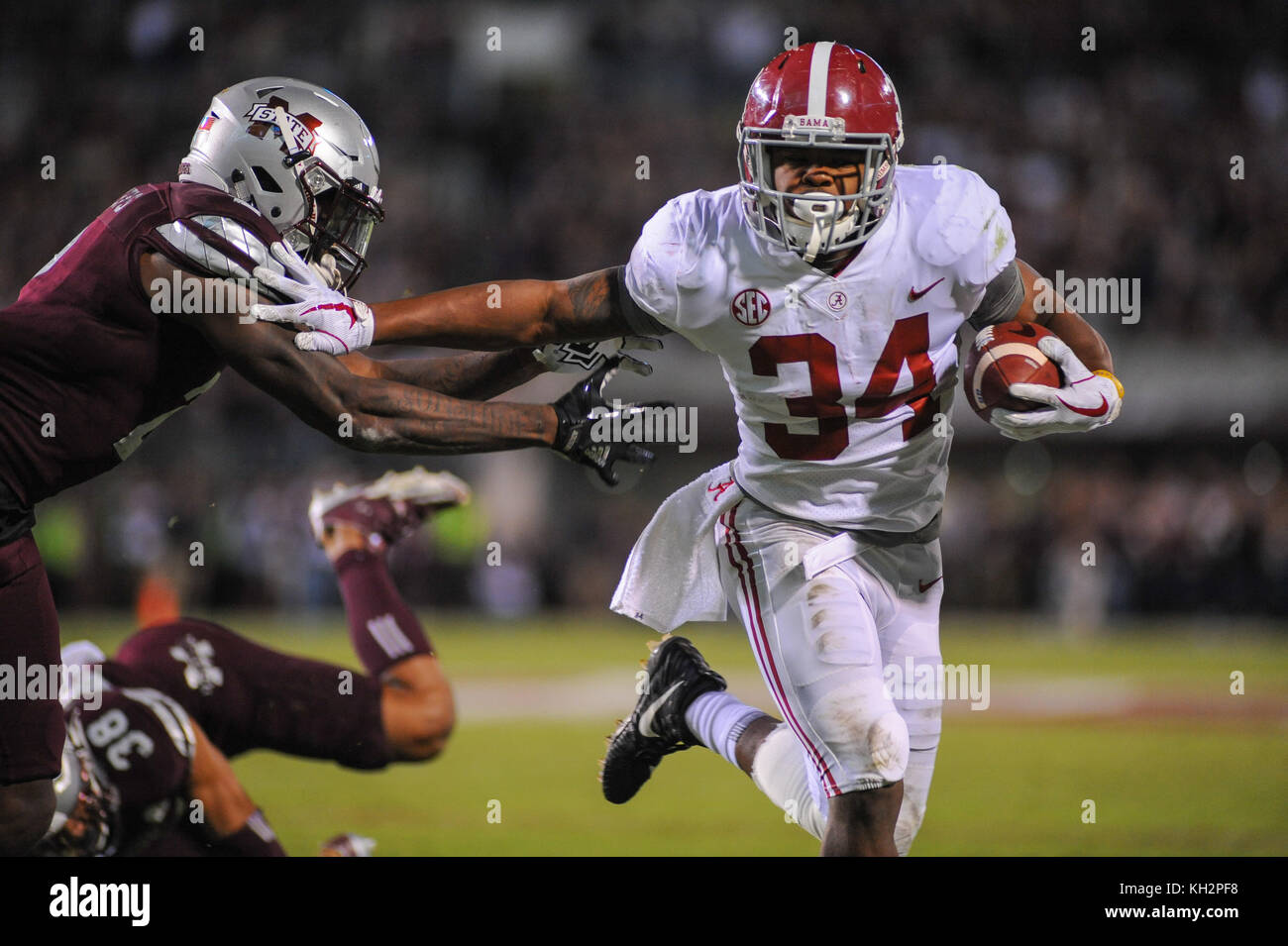 11 novembre, 2017 ; STARKVILLE, MS, USA ; Crimson Tide RB, DAMIEN HARRIS (34), brise la défense MSU dans NCAA football D1 action. Alabama défait MUS 31-24. Kevin Langley/CSM Banque D'Images