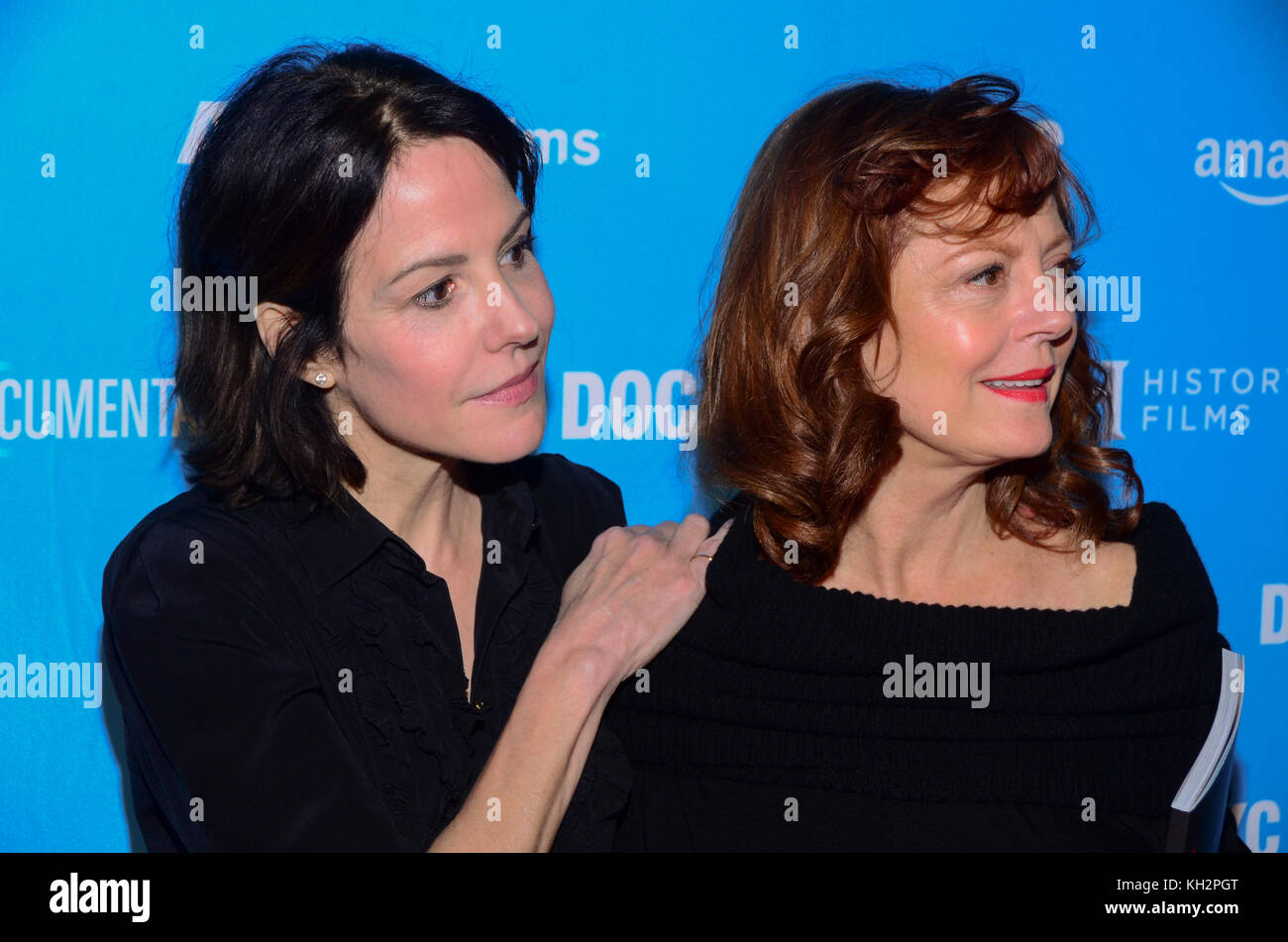 New York, NY, États-Unis. 12 novembre 2017. Mary Louise-Parker (L) et Susan Sarandon assistent à la première de « Soufra » lors du festival DOC NYC de 2017 au théâtre SVA le 12 novembre 2017 à New York. Crédit: Raymond Hagans/Media Punch/Alay Live News Banque D'Images