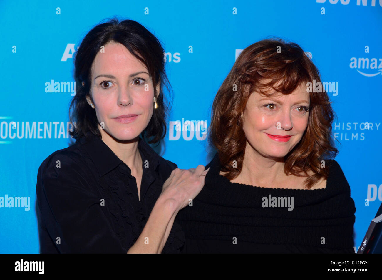 New York, NY, États-Unis. 12 novembre 2017. Mary Louise-Parker (L) et Susan Sarandon assistent à la première de « Soufra » lors du festival DOC NYC de 2017 au théâtre SVA le 12 novembre 2017 à New York. Crédit: Raymond Hagans/Media Punch/Alay Live News Banque D'Images