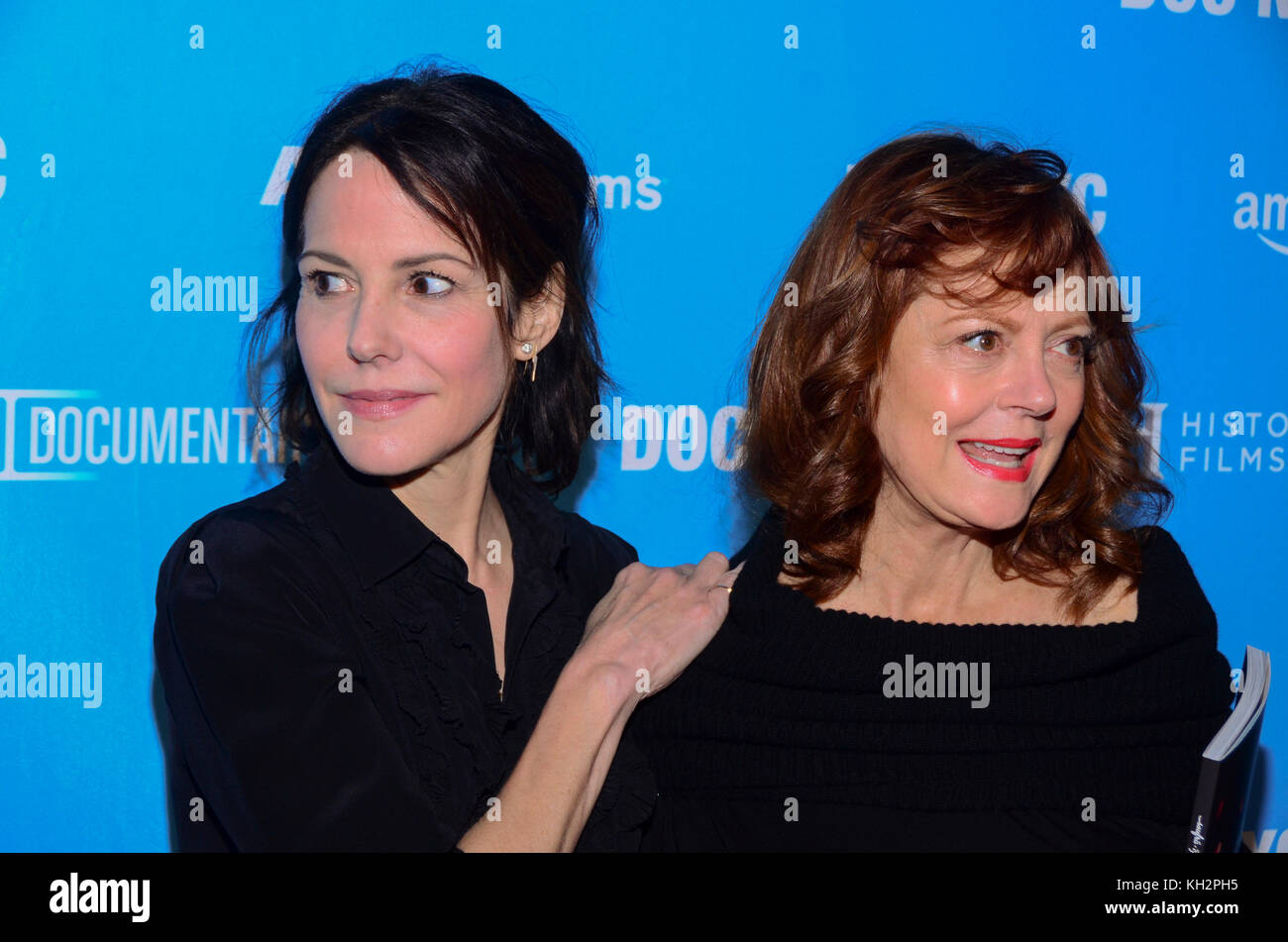 New York, NY, États-Unis. 12 novembre 2017. Mary Louise-Parker (L) et Susan Sarandon assistent à la première de « Soufra » lors du festival DOC NYC de 2017 au théâtre SVA le 12 novembre 2017 à New York. Crédit: Raymond Hagans/Media Punch/Alay Live News Banque D'Images