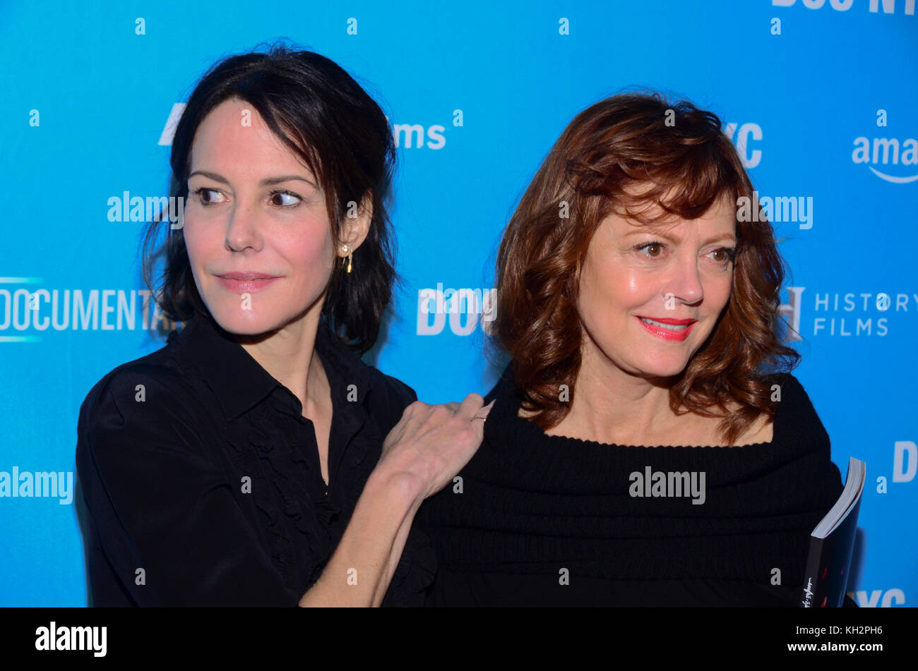 New York, NY, États-Unis. 12 novembre 2017. Mary Louise-Parker (L) et Susan Sarandon assistent à la première de « Soufra » lors du festival DOC NYC de 2017 au théâtre SVA le 12 novembre 2017 à New York. Crédit: Raymond Hagans/Media Punch/Alay Live News Banque D'Images