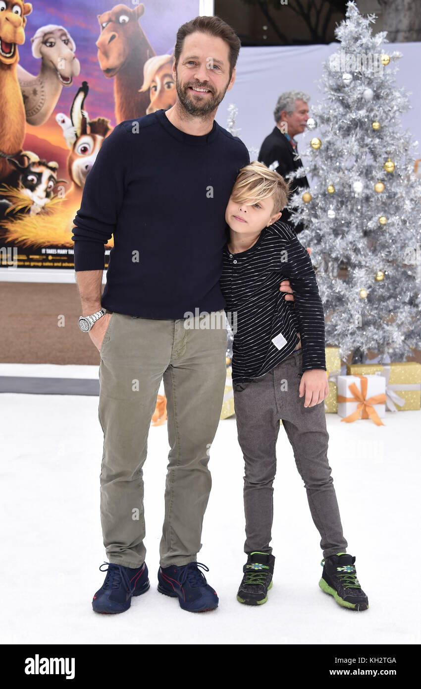 Westwood, Californie, États-Unis. 12 novembre 2017. Jason Priestley et Dashiell Orson Priestley arrivent pour la première du film 'The Star' au théâtre Village. Crédit : Lisa O'Connor/ZUMA Wire/Alamy Live News Banque D'Images