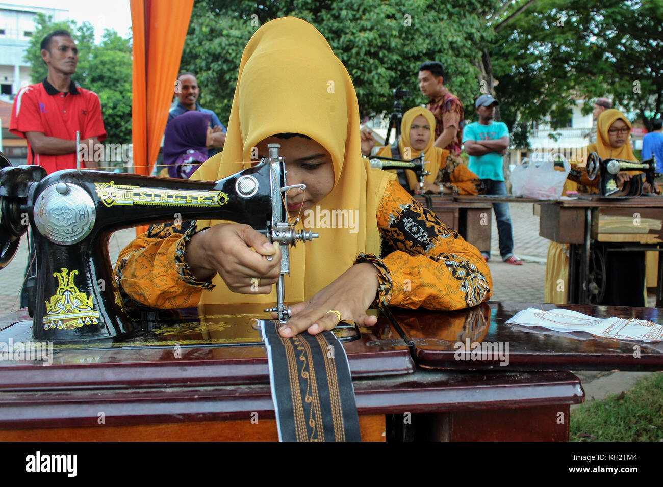 Lhokseumawe, Aceh, Indonésie. 12 nov, 2017. Les femmes vu coudre certains détails du monde plus grand sac à main.Ce grand sac à main est le travail de l'Aceh a repéré par la banque d'Indonésie a été enregistré comme le record du monde musée (muri) le 12 novembre 2017, parce que sa valeur unique est unie à la porte de l'Aceh, motif qui est caractéristique de la société acéhnites la culture. L'objectif est de réduire le taux de chômage et d'accélérer la croissance économique de l'ensemble de la communauté. crédit : sopa/zuma/Alamy fil live news Banque D'Images