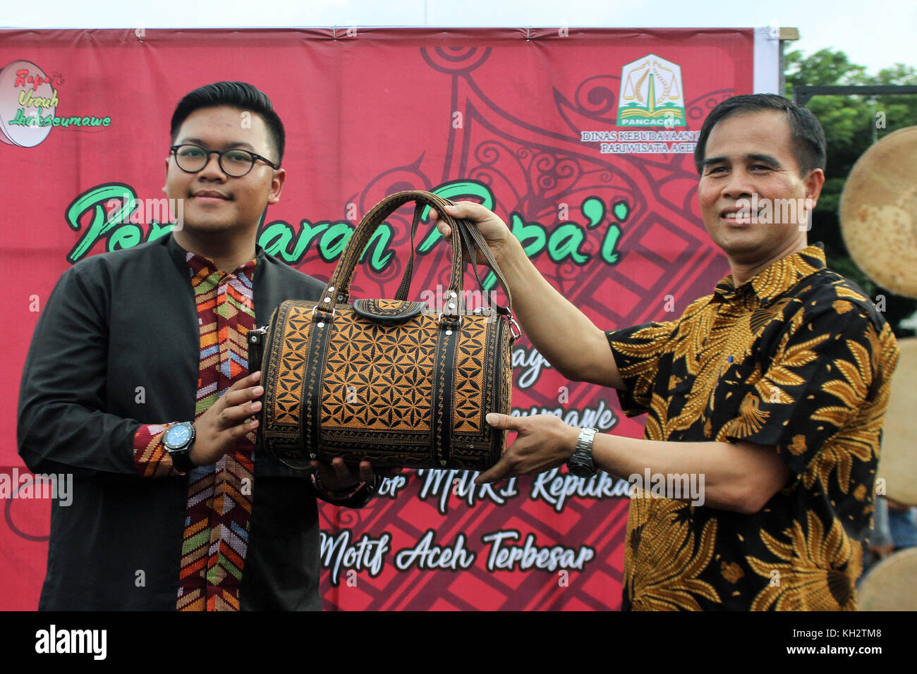 Lhokseumawe, Aceh, Indonésie. 12 nov, 2017. fonctionnaires de la notice museum (muri) vu la pose pour la photo.Ce grand sac à main est le travail de l'Aceh a repéré par la banque d'Indonésie a été enregistré comme le record du monde musée (muri) le 12 novembre 2017, parce que sa valeur unique est unie à la porte de l'Aceh, motif qui est caractéristique de la société acéhnites la culture. L'objectif est de réduire le taux de chômage et d'accélérer la croissance économique de l'ensemble de la communauté. crédit : sopa/zuma/Alamy fil live news Banque D'Images