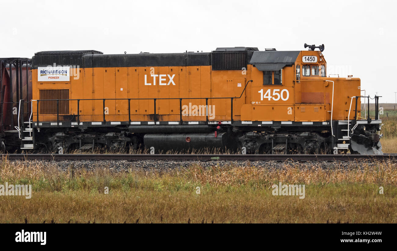 Estevan Saskatchewan Canada 15 Sep 17 Un Moteur De Locomotive Gp 15 1 1450 Loue De Ltex Grain Transportes Par Chemin De Fer Wagons Tremies Couverts A La Richardson Pioneer Grain Terminal A Estevan