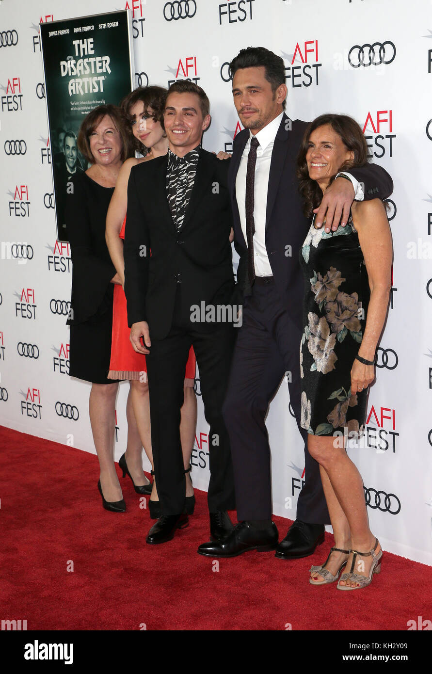 Hollywood, Ca. 12 novembre 2017. Betsy Franco-Feeney, Joanne Schermerhorn, Alison Brie, Dave Franco, James Franco, à l'AFI Fest 2017 Gala Présentation De l'artiste en catastrophe Au Centre Du 12 novembre 2017 au Théâtre chinois TCL à Hollywood, en Californie. Crédit: Faye Sadou/Media Punch/Alay Live News Banque D'Images