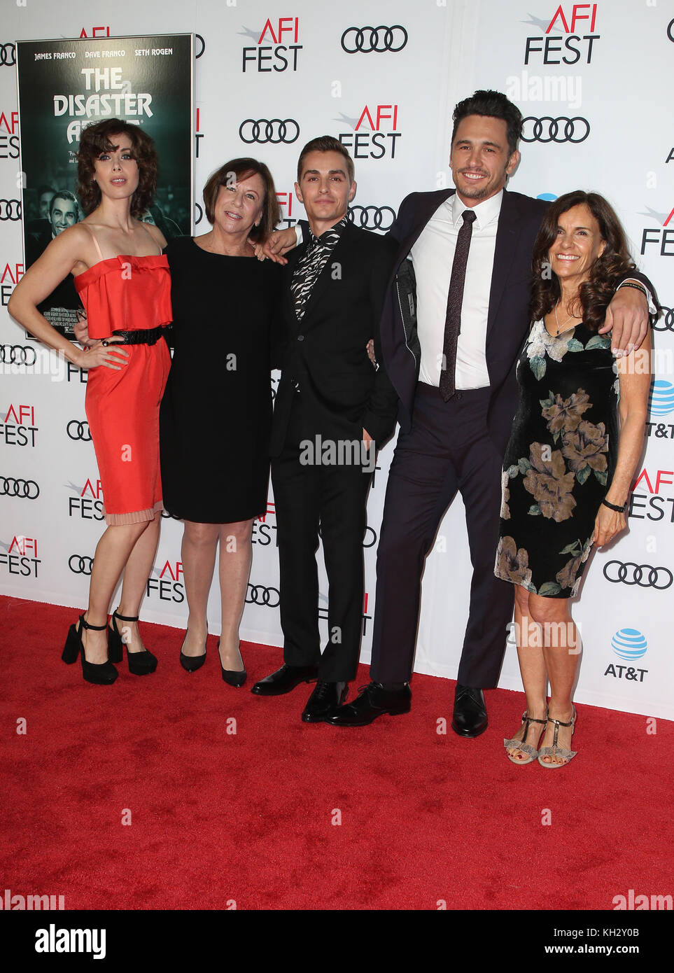 Hollywood, Ca. 12 novembre 2017. Betsy Franco-Feeney, Joanne Schermerhorn, Alison Brie, Dave Franco, James Franco, à l'AFI Fest 2017 Gala Présentation De l'artiste en catastrophe Au Centre Du 12 novembre 2017 au Théâtre chinois TCL à Hollywood, en Californie. Crédit: Faye Sadou/Media Punch/Alay Live News Banque D'Images