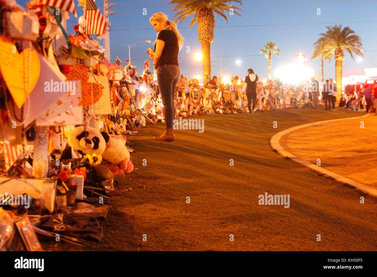 Las Vegas, NV, USA. 11Th nov 2017. mémorial pour les victimes de la route 91 à la prise de concert "bienvenue à las vegas' signe sur l'emplacement de mémorial pour la route 91 Harvest Festival, victimes de tir massacre bienvenue à las vegas sign on the strip, las vegas, nv 11 novembre, 2017. crédit : ja/everett collection/Alamy live news Banque D'Images