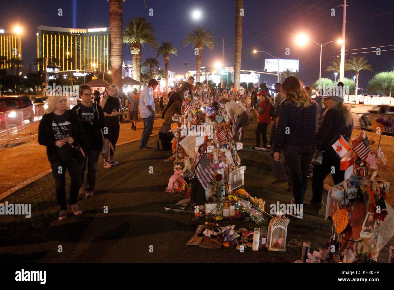 Las Vegas, NV, USA. 11Th nov 2017. mémorial pour les victimes de la route 91 à la prise de concert "bienvenue à las vegas' signe sur l'emplacement de mémorial pour la route 91 Harvest Festival, victimes de tir massacre bienvenue à las vegas sign on the strip, las vegas, nv 11 novembre, 2017. crédit : ja/everett collection/Alamy live news Banque D'Images