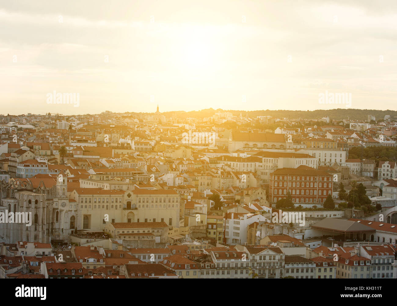 Vue aérienne du vieux Lisbonne au coucher du soleil. Banque D'Images