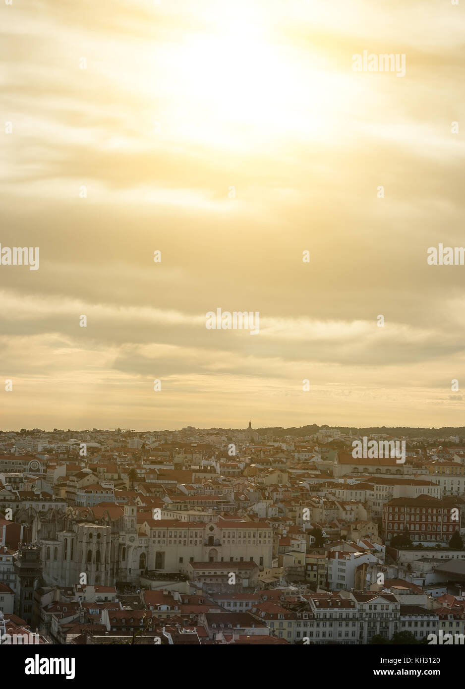 Vue aérienne du vieux Lisbonne au coucher du soleil. Banque D'Images