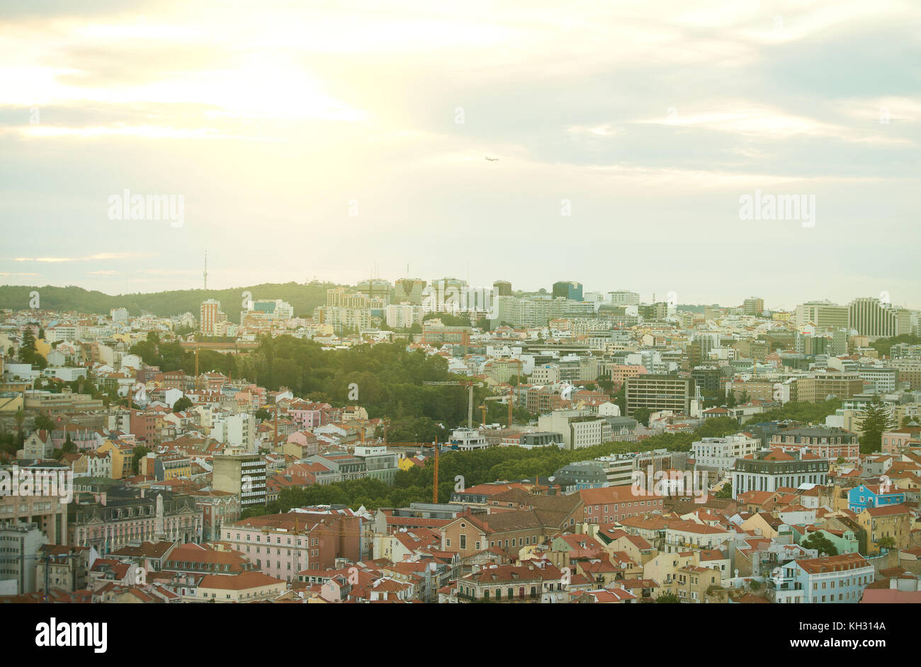 Vue sur la vieille ville et la ville moderne de Lisbonne au coucher du soleil. Banque D'Images