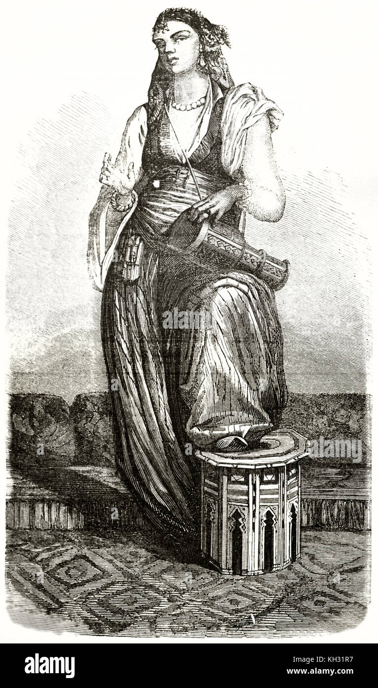 Ancien portrait gravé de Egyptian girl playing tarabouk (tambour traditionnel peu). Par De Bar, à l'éditeur sur le Tour du Monde, Paris, 1863 Banque D'Images