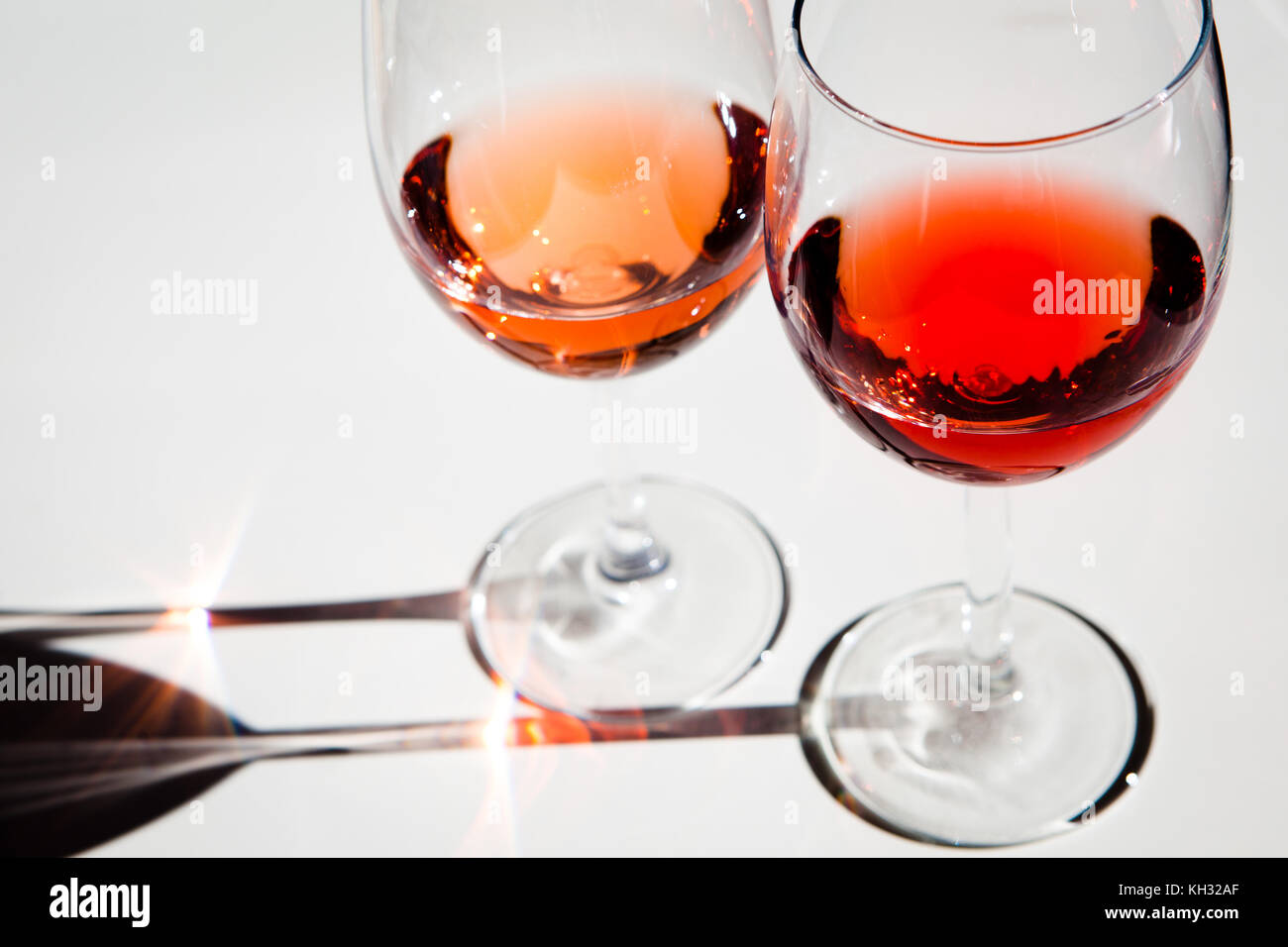 Deux verres, vin rouge et rosé Banque D'Images