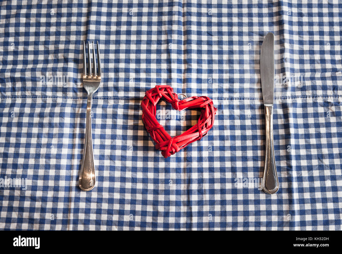 Coeur servi sur une table. symbole de l'amour Banque D'Images