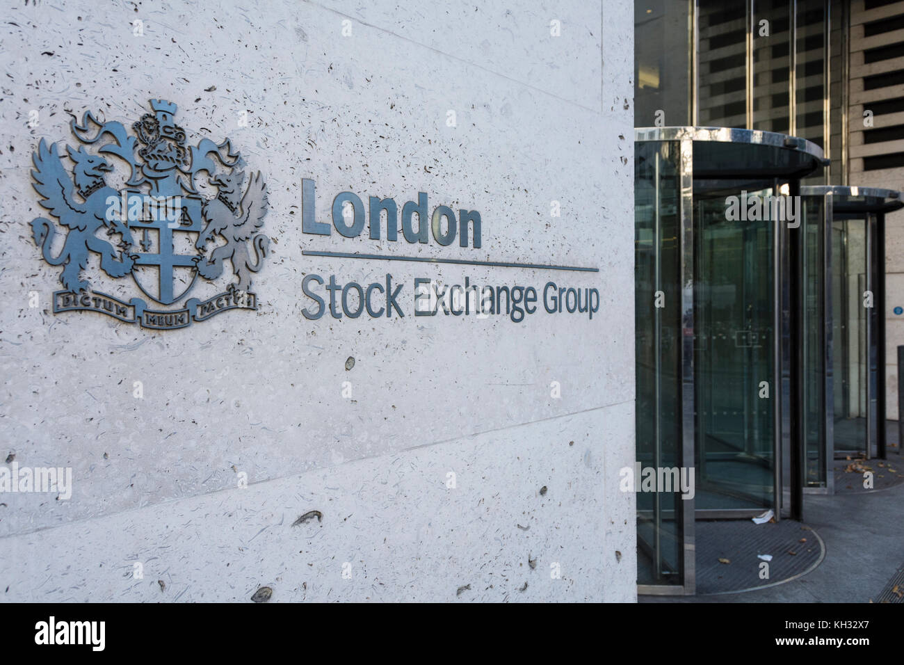 La Bourse de Londres armoiries - Ma parole est mon lien (Dictum Pactum Meum), à l'extérieur de la LSE sur Paternoster Row, London, EC4, Banque D'Images