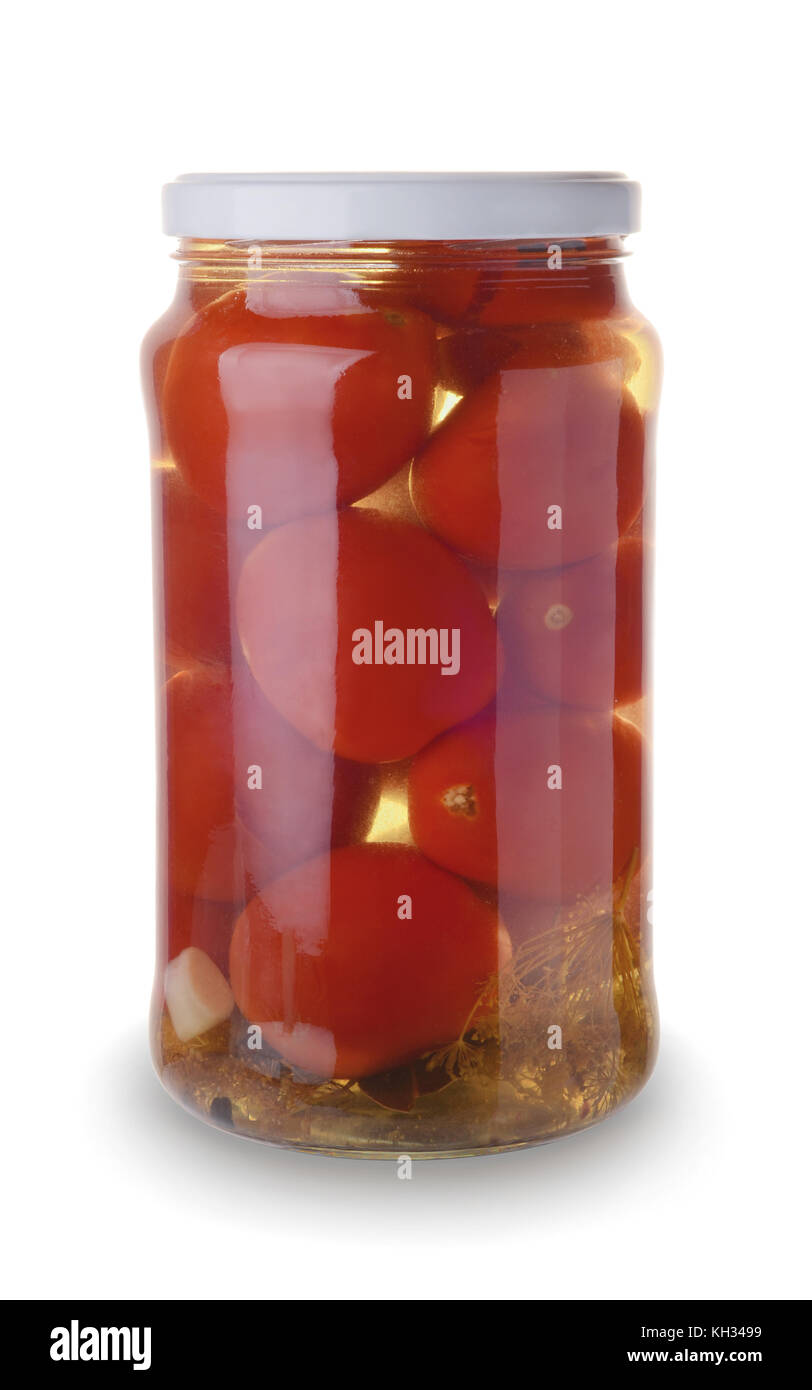 Les tomates en conserve dans un bocal de verre isolé sur blanc Banque D'Images