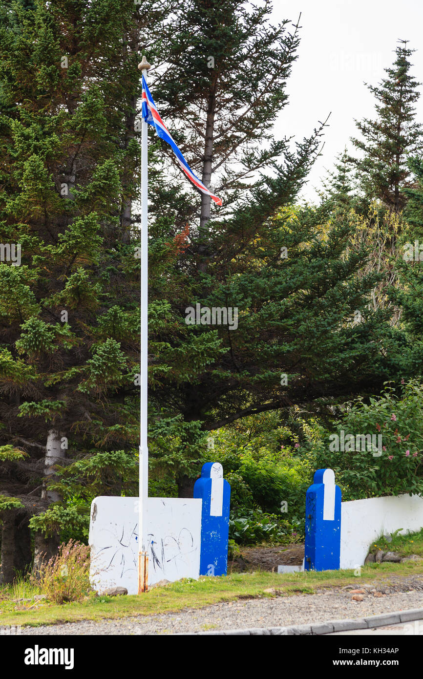 Le drapeau islandais vole à l'entrée des jardins botaniques d'Isafjordur dans le nord de l'Islande. Banque D'Images