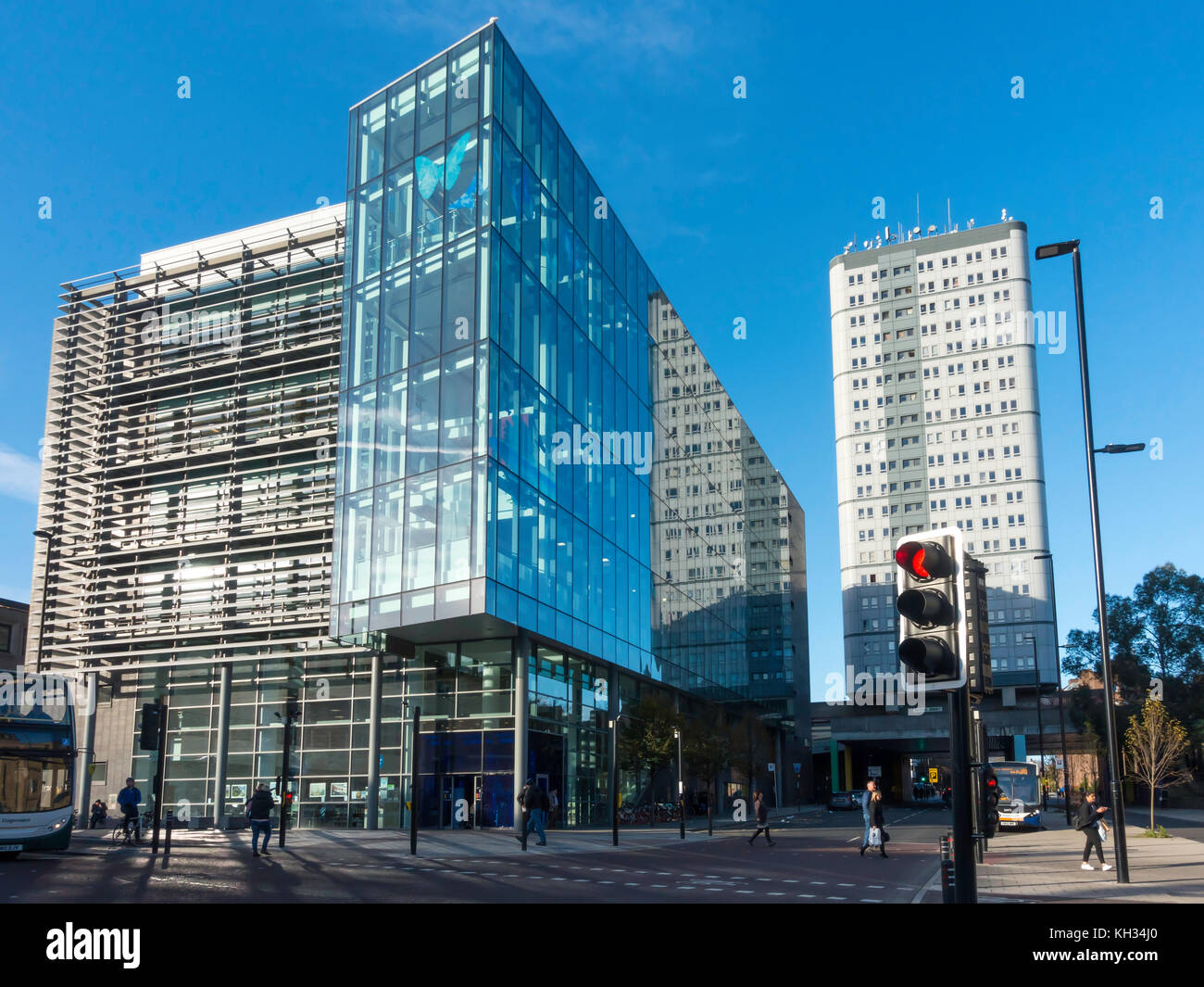 Bibliothèque et centre d'information du public à Newcastle upon Tyne au centre-ville avec un bloc de bureaux de plusieurs étages dans la rue John Dobson reflétée dans la vitre Banque D'Images