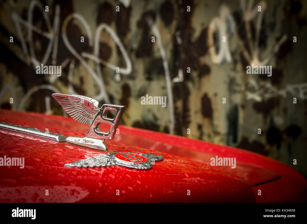 Bentley voiture garée à l'extérieur d'un environnement urbain industriel délabré. représentant l'automne et à l'essor de l'industrie automobile britannique. Banque D'Images