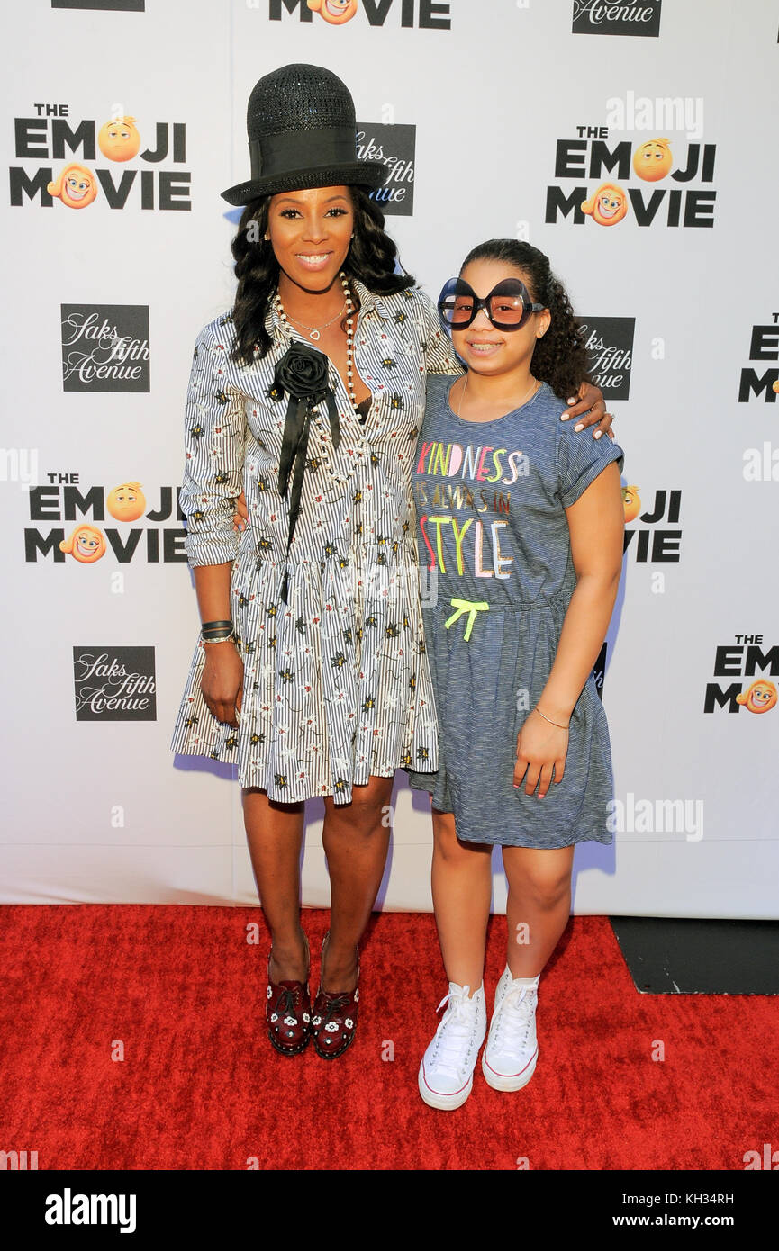 NEW YORK, NY - 17 juillet : Styliste June Ambrose et fille assister à la célèbre la Journée mondiale de Saks Emoji événement à Saks Fifth Avenue à New York. Banque D'Images