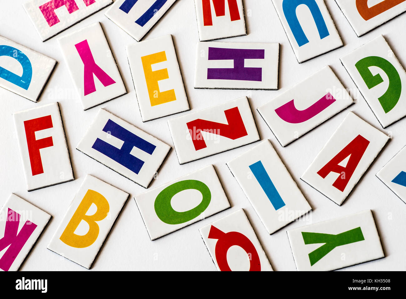 Lettres colorées sur fond blanc Banque D'Images