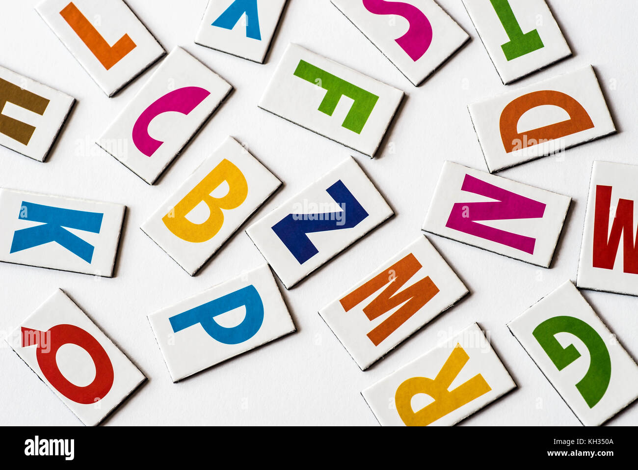 Consonnes lettres colorées sur fond blanc Banque D'Images