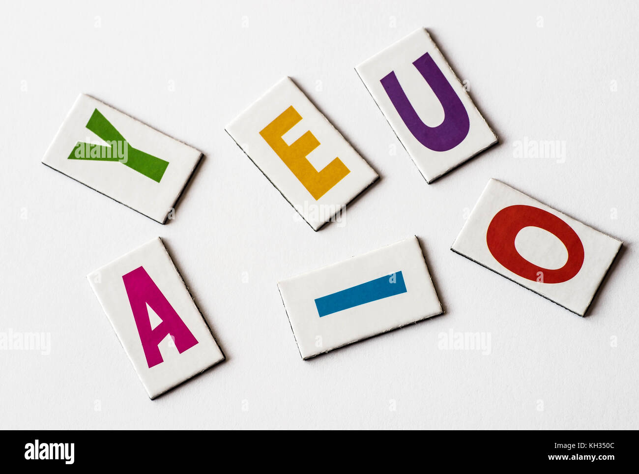 Voyelles lettres colorées sur fond blanc Banque D'Images