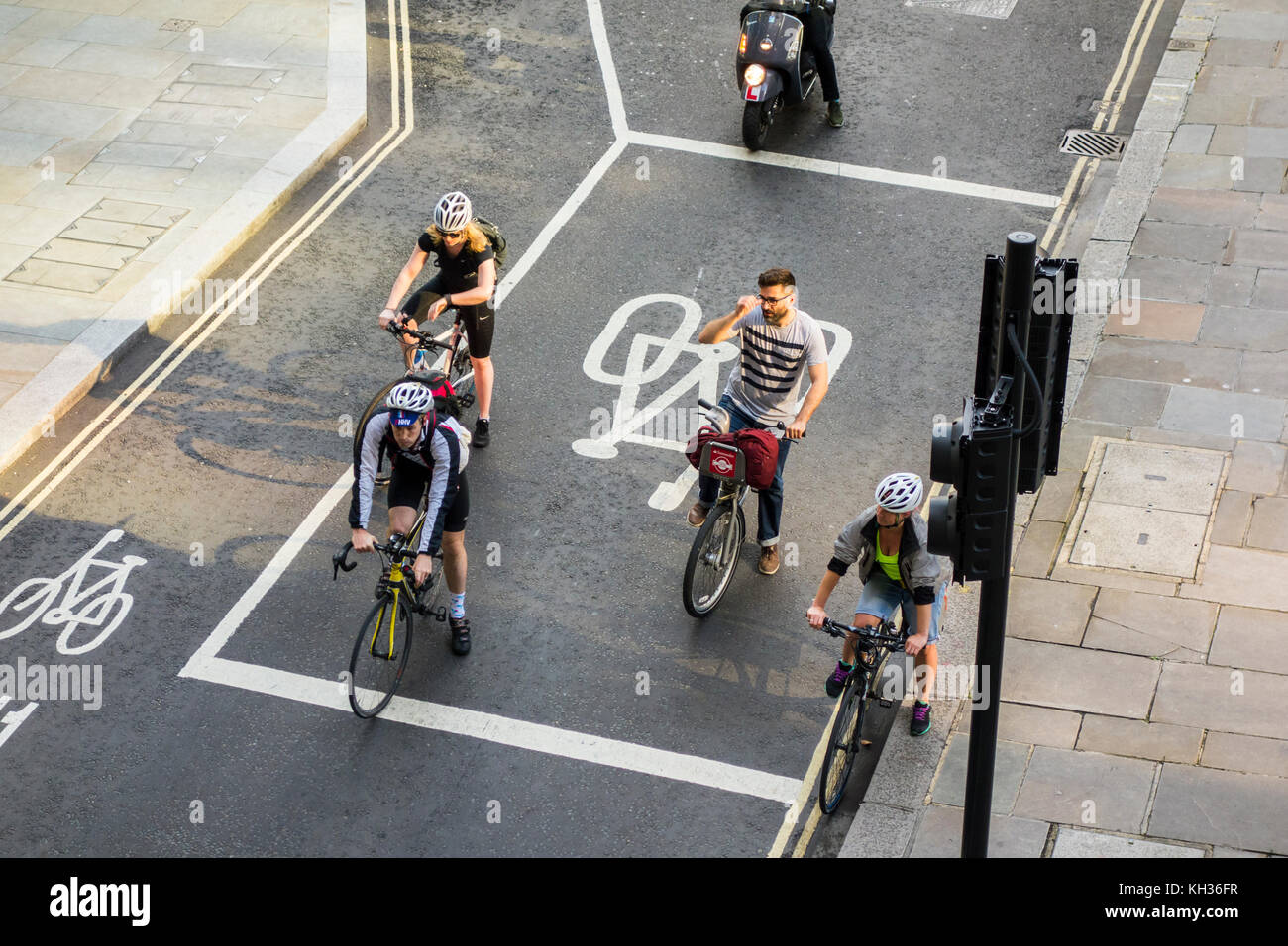 Les cyclistes en attente à la ligne d'arrêt avancée (ASL), advanced stop fort, sas-vélos marquage routier à signalised road junction à Londres, Royaume-Uni Banque D'Images
