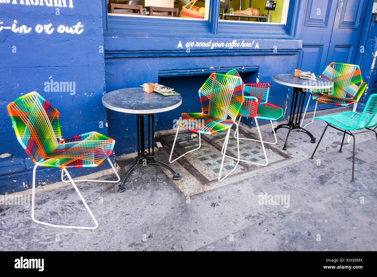 Tables et chaises colorées à l'extérieur d'un café à Spitafields, City of London, UK Banque D'Images